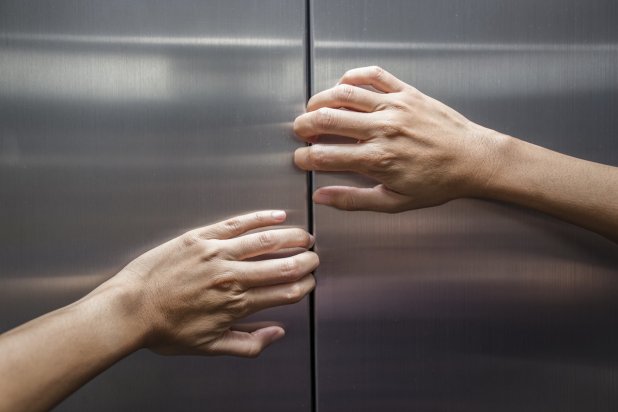 كيفية إنقاذ فرد عالق بمصعد معطل